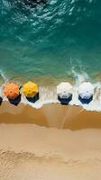 von über, ein fesselnd Strand mit Regenschirme, Sonnenliegen, und Türkis Wasser Vertikale Handy, Mobiltelefon Hintergrund ai generiert foto