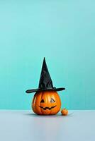 Halloween Kürbis mit Hexe Hut auf Blau Hintergrund, Halloween Konzept. ai generiert. foto
