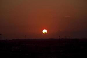 ein verrückter sonnenuntergang in israel mit blick auf das heilige land foto