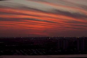 ein verrückter sonnenuntergang in israel mit blick auf das heilige land foto