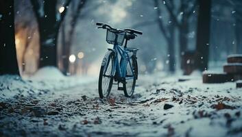 Fahrrad im das Winter Park beim Nacht mit fallen Schnee. Schneefall. ai generiert. foto