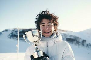 heiter jung Mann halten ein Trophäe auf das Hintergrund von schneebedeckt Berge. ai generiert. foto