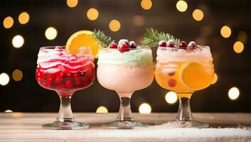 Weihnachten Cocktail mit Früchte und Eis Sahne im Brille auf Bokeh Hintergrund. ai generiert. foto
