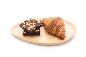 Croissant und Brownies auf weißem Hintergrund foto
