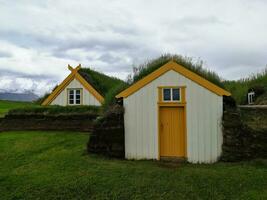 Glaumbaer, ein Gruppe von Rasen Häuser Dating von das spät 1800er, welche reproduzieren ein Gebäude Stil benutzt zum Jahrhunderte im Island foto