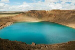 Blau Lagune im das Krater von das viti Vulkan, Mehr als 300 Meter im Durchmesser, im Island foto