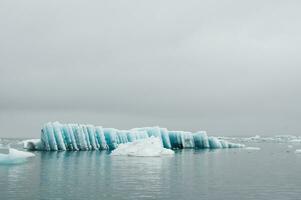 Eisberge im Jökulsarlon, ein Gletscher See im Island foto