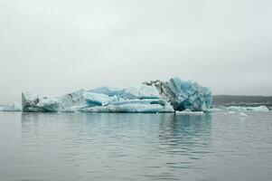 Eisberge im Jökulsarlon, ein Gletscher See im Island foto