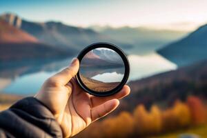 Kamera Linse im Hand auf das Hintergrund von das Berge. Reise Konzept ai generiert foto