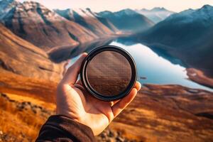 Kamera Linse im Hand auf das Hintergrund von das Berge. Reise Konzept ai generiert foto