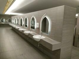 das Waschung Zimmer im das Moschee. das Wudu Waschraum foto