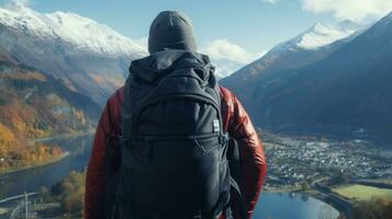 ein Bergsteiger Mann mit ein Rucksack nimmt im das Sicht. generativ ai foto
