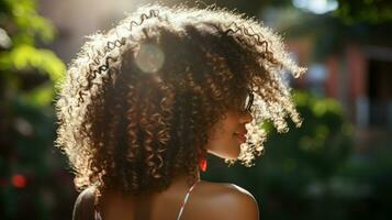 afrikanisch amerikanisch Frau mit lockig Haar mit ihr zurück gedreht. generativ ai foto