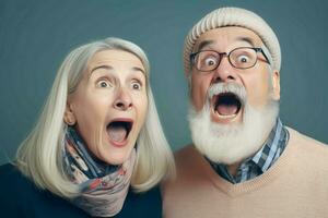 Rentner Paar überrascht Nachricht. generieren ai foto
