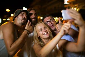 glücklich freunde Selfie mit Daumen oben foto