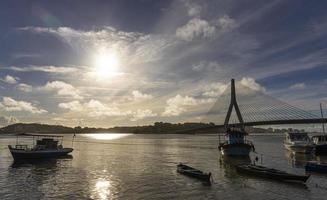 schöner Sonnenuntergang vor der Ilheus-Pontal-Brücke. foto