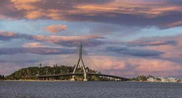 schöner Sonnenuntergang vor der Ilheus-Pontal-Brücke. foto