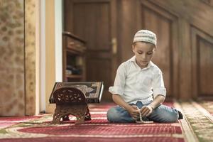 Ramadan Kareem, schöner Junge Muslim betet in der Moschee? foto