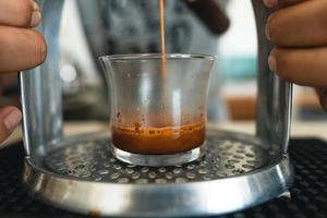 Ecfresso-Kaffee aus einer Presse in eine Tasse