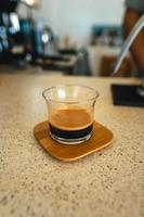 Ecfresso-Kaffee aus einer Presse in eine Tasse