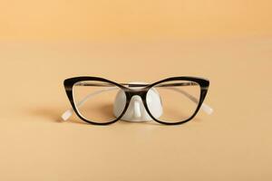 Brille mit Mini Tasse auf farbig Hintergrund. optisch speichern, Vision prüfen, stilvoll Brille Konzept foto