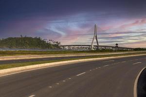 schöner Sonnenuntergang vor der Ilheus-Pontal-Brücke. foto