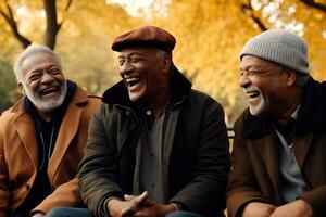 drei Senior schwarz Männer Lachen im das Park auf ein Bank im Herbst foto