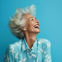 55 Jahre alt lächelnd Frau mit grau Haar auf ein Blau Hintergrund. ai generativ foto