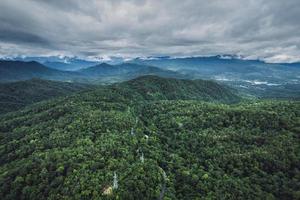 Bergstraße in eine ländliche Dorfform oben foto