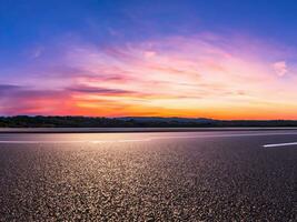 leeren Asphalt Straße und schön Himmel beim Sonnenuntergang, Panorama- Sicht. foto