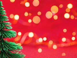 Weihnachten Hintergrund mit Weihnachten Baum und funkeln Bokeh Beleuchtung auf rot Segeltuch Hintergrund foto
