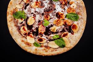 lecker heiß Italienisch Pizza zum Kinder mit Banane, Schokolade und Kokosnuss foto