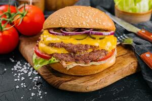 frisch lecker Burger auf hölzern Tafel foto