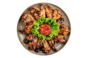 gebackene Barbecue Chicken Wings mit weißem Sesam foto