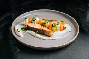 Lachs Fisch Steak gegrillt und frisch schön dekoriert Gemüse foto