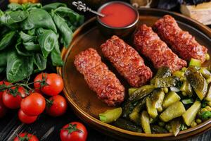 Fleisch Rollen mititei oder Mici traditionell rumänisch Essen foto