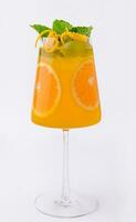 klassisch Sommer- Mimosen Cocktail, mit Orange Saft foto