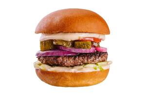lecker und appetitlich Hamburger Cheeseburger isoliert foto