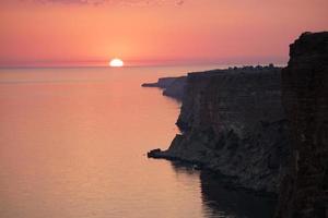 erstaunlicher Sonnenuntergang über dem Meer und der Küste. foto