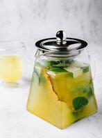 Passionsfrucht vereist Grün Tee oder Limonade mit Limette und Minze foto