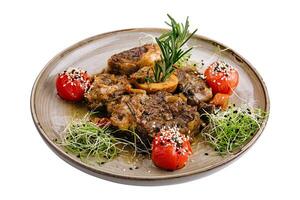 gegrillt Grill Steaks mit frisch Kräuter und Tomaten foto