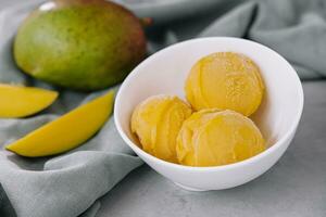 Mango Eis Sahne mit Mango Stücke foto