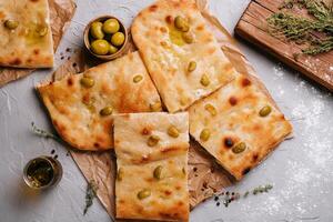 golden gebacken traditionell Italienisch Focaccia Brot mit Grün Oliven foto