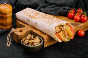 rustikal Döner mit Französisch Fritten, Pilze, Hähnchen im Pita-Brot Brot foto