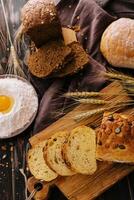 verschiedene Typen von frisch gebacken Brot foto