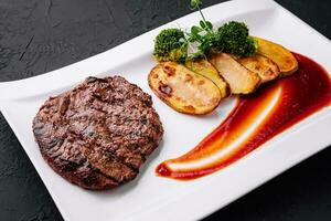 Steak mit gebacken Kartoffeln und Brokkoli foto