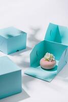 Luxus Rosa Mousse Kuchen im Geschenk Box foto