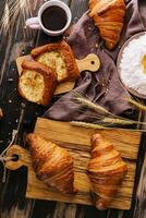 braun knusprig Croissants auf ein hölzern Tablett foto