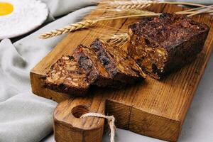 Roggen Brot mit Nüsse, getrocknet Früchte, Aprikosen und Pflaumen, Dessert foto