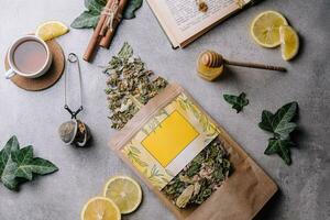 Tasse von Tee mit Zitrone Scheiben und Tee Verpackung foto